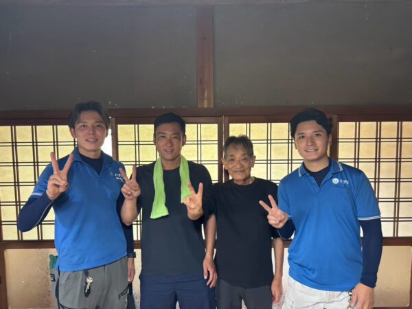 兵庫県赤穂郡の戸建て前で実家仕舞いの不用品回収完了後にお客様と笑顔で並ぶイーブイの作業スタッフ