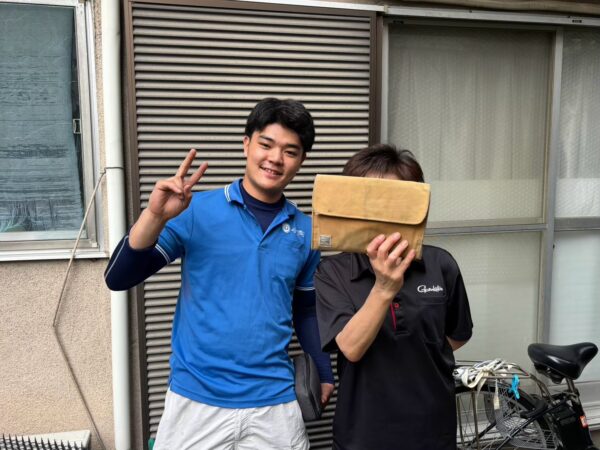 大阪市西淀川区の一軒家前でマットレス回収完了後にお客様と笑顔で並ぶイーブイの作業スタッフ