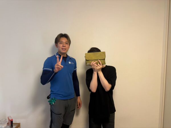 東大阪市のアパート前でマットレス回収完了後にお客様と笑顔で並ぶイーブイの作業スタッフ