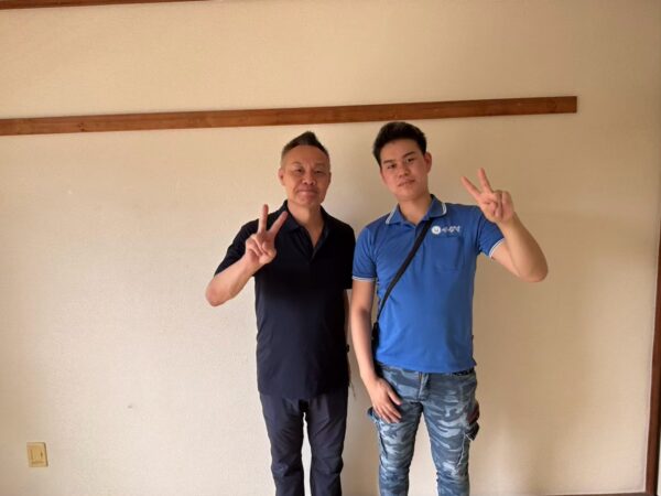 京都市右京区のマンション前で生前整理の不用品回収完了後にお客様と笑顔で並ぶイーブイの作業スタッフ