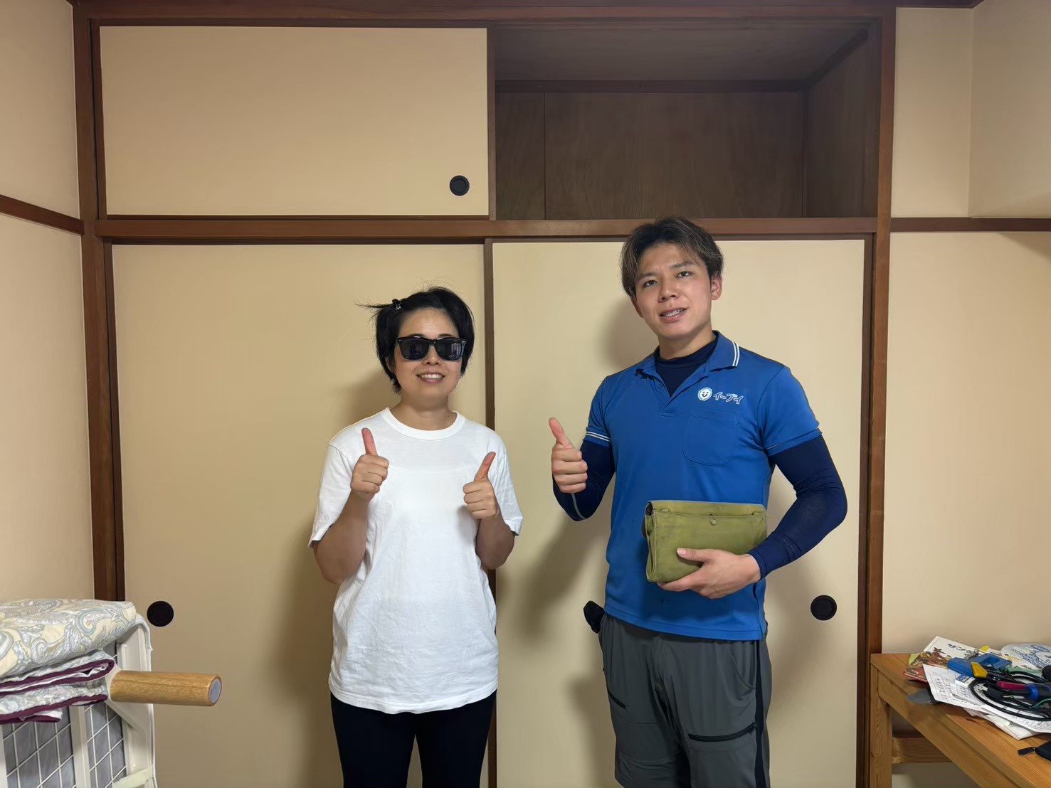 大阪市北区のマンション前で断捨離の不用品回収完了後にお客様と笑顔で並ぶイーブイの作業スタッフ